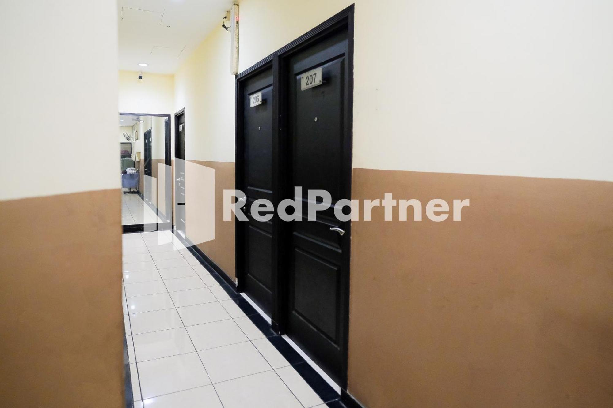 Reddoorz At Sparkling Hotel Surabaya Exterior foto